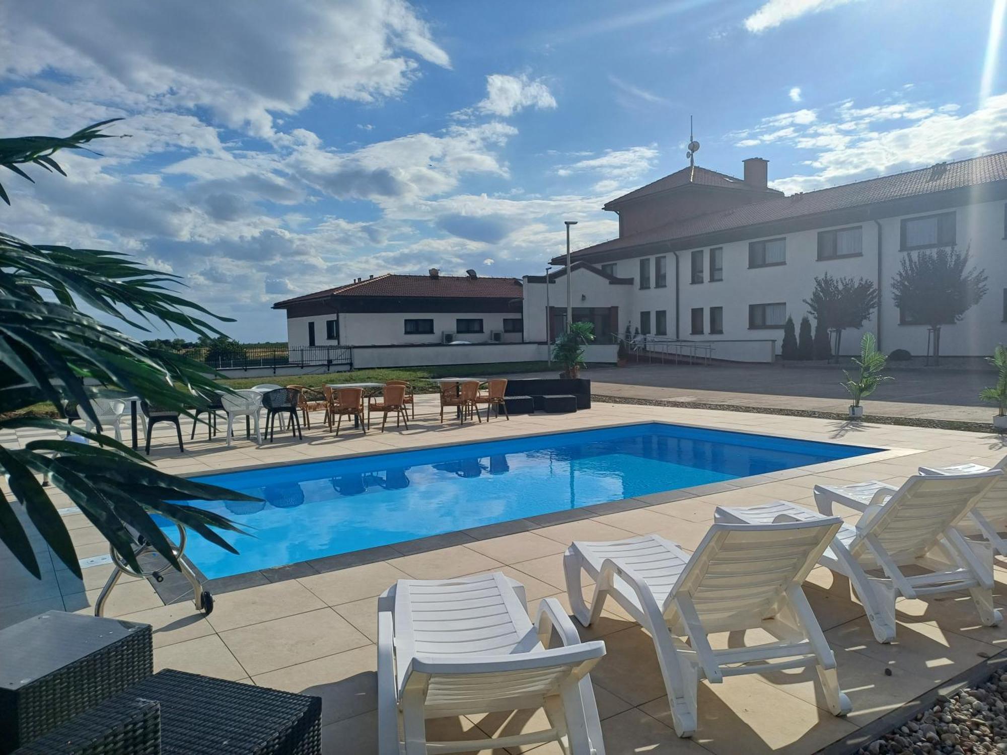 Nortil Hotell Plocin Exteriör bild